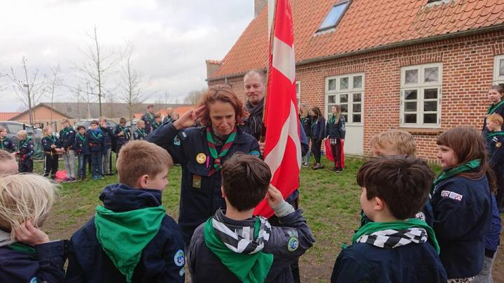 Sankt Georgs Parade, gruppelederen hilser på spejderne