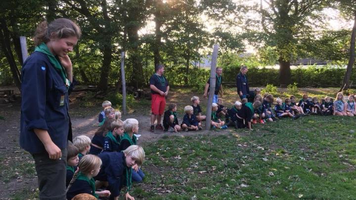Billede af spejdere en aften til samling