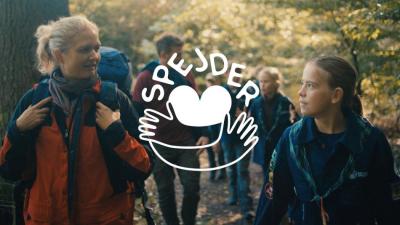 Spejder logo og to spejdere i en skov